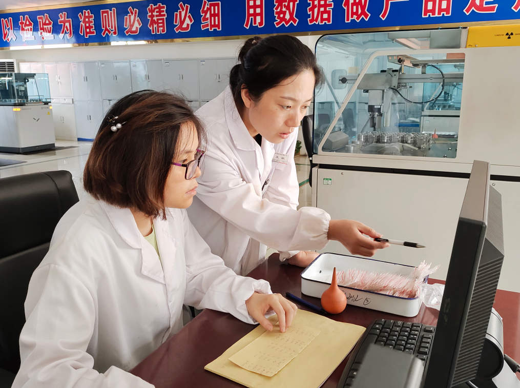 質(zhì)檢先鋒“娘子軍” 把關(guān)質(zhì)量建新功——記陜煤集團(tuán)“巾幗建功示范崗”熒光分析班 質(zhì)檢先鋒“娘子軍” 把關(guān)質(zhì)量建新功——記陜煤集團(tuán)“巾幗建功示范崗”熒光分析班