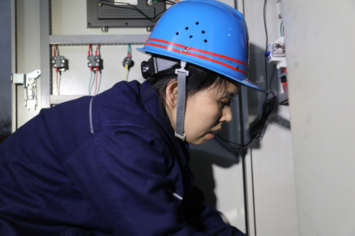 萬里長風起 “鋼鐵玫瑰”綻芳華——記陜煤集團第八屆“巾幗能手”馮燕 萬里長風起 “鋼鐵玫瑰”綻芳華——記陜煤集團第八屆“巾幗能手”馮燕