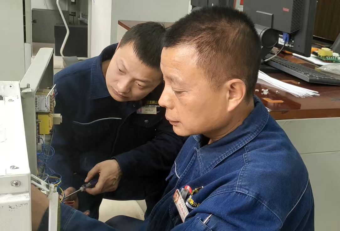 扎根鋼鐵沃土 青春自會拔節生長——龍鋼公司檢驗計量專業人才培養工作側記 扎根鋼鐵沃土 青春自會拔節生長——龍鋼公司檢驗計量專業人才培養工作側記