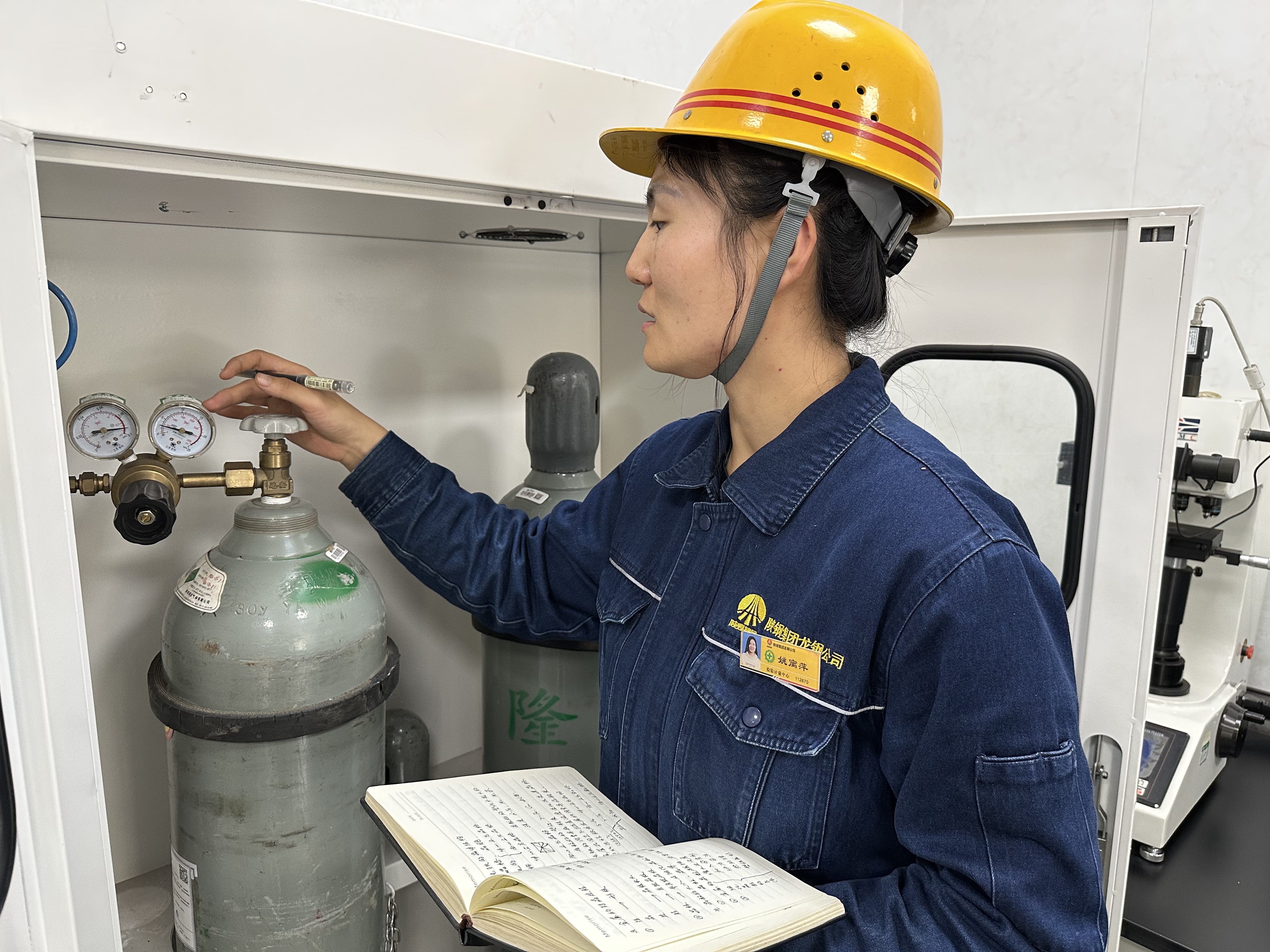 她的安全日記里 寫滿了別人的平安 她的安全日記里 寫滿了別人的平安