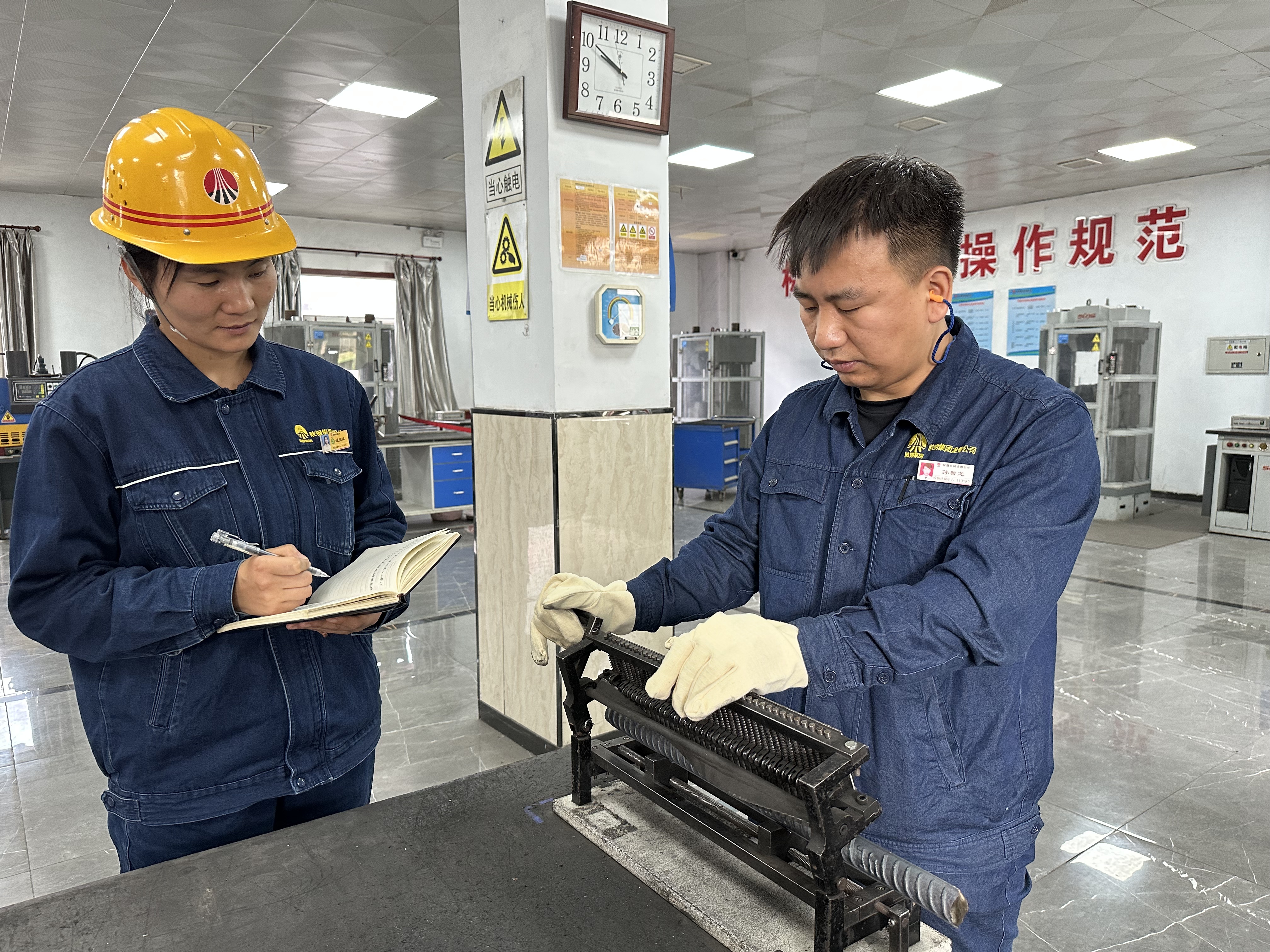 她的安全日記里 寫滿了別人的平安 她的安全日記里 寫滿了別人的平安