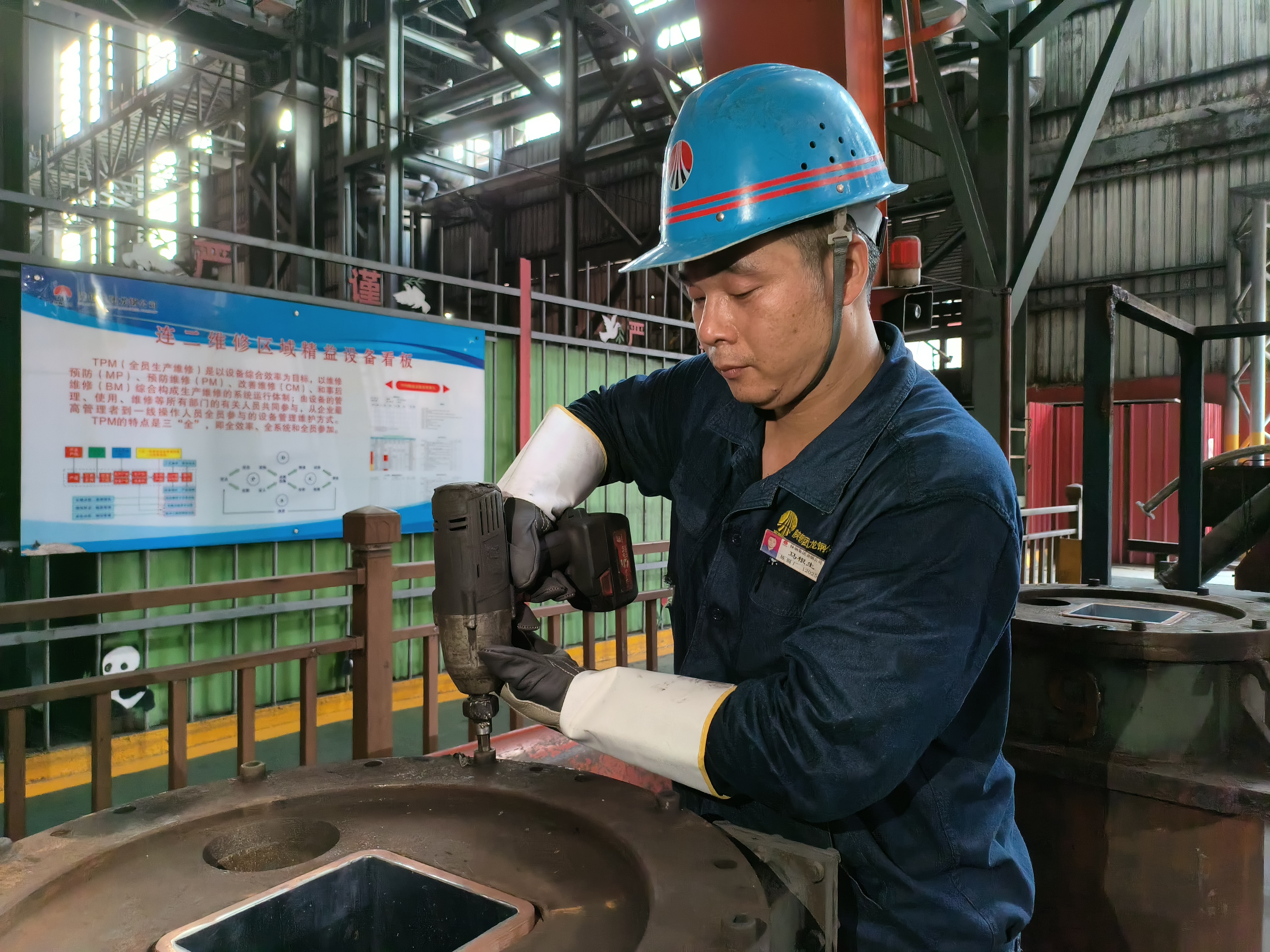 鋼花與汗水淬煉的“焊接大師” 鋼花與汗水淬煉的“焊接大師”