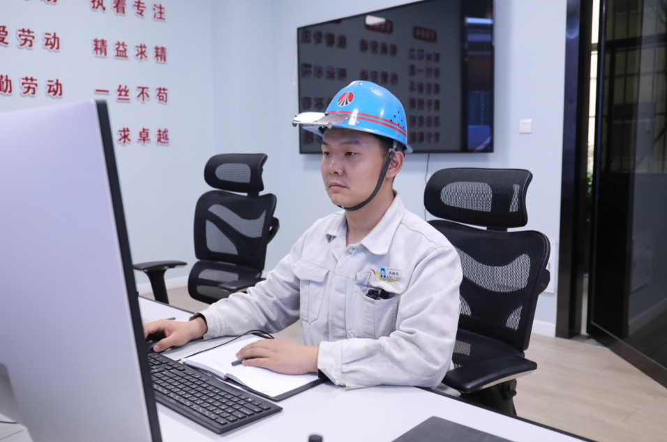 把青春煉成勞模勛章——記陜鋼集團2023—2024年度勞動模范王程龍 把青春煉成勞模勛章——記陜鋼集團2023—2024年度勞動模范王程龍