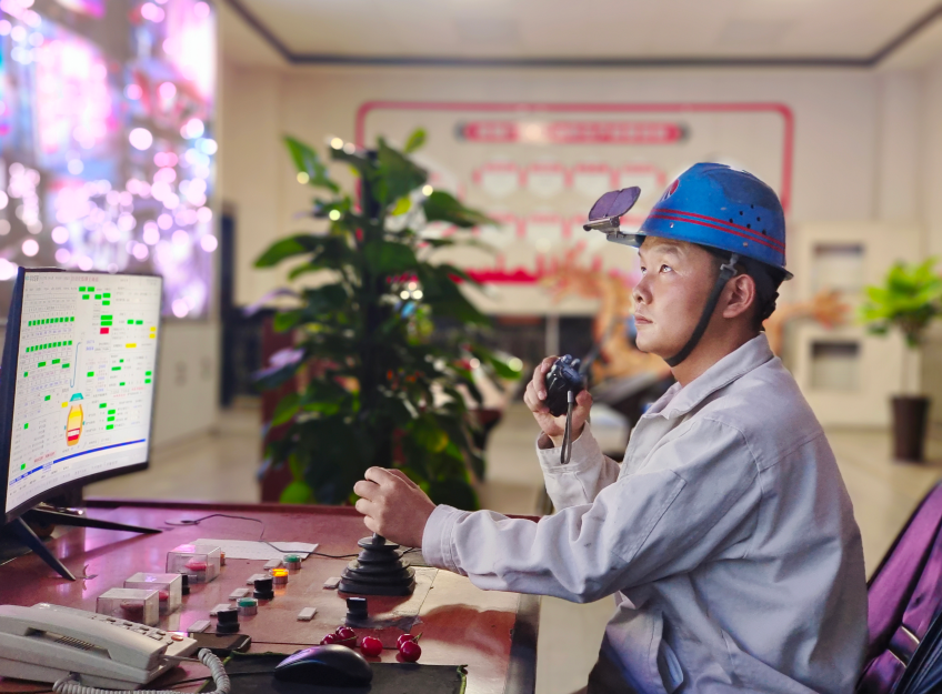 把青春煉成勞模勛章——記陜鋼集團2023—2024年度勞動模范王程龍 把青春煉成勞模勛章——記陜鋼集團2023—2024年度勞動模范王程龍