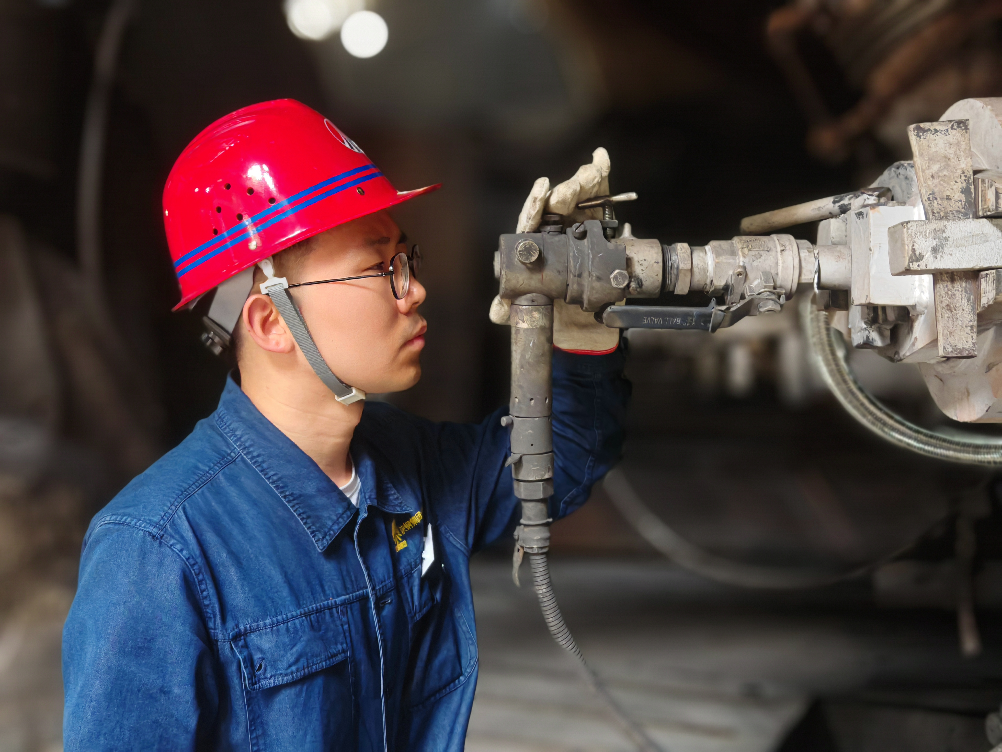 從“象牙塔”到“大熔爐”:“90后”的爐火青春——記第三屆陜鋼工匠張亞楠 從“象牙塔”到“大熔爐”:“90后”的爐火青春——記第三屆陜鋼工匠張亞楠