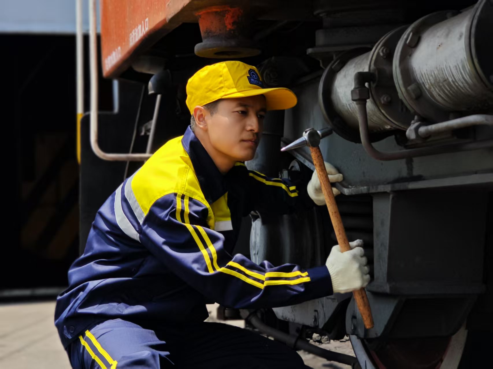 熱浪淬青春 青年顯擔當——龍鋼公司一線職工高溫堅守掠影 熱浪淬青春 青年顯擔當——龍鋼公司一線職工高溫堅守掠影