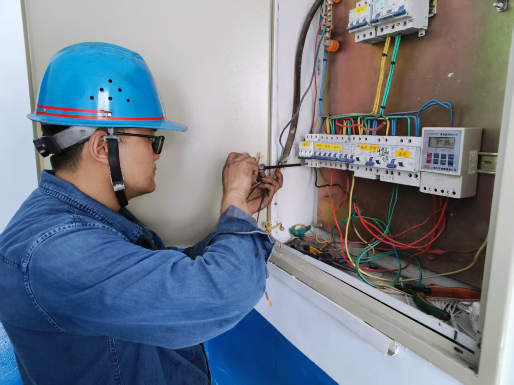 夏日炎炎 給設備來場清涼“SPA” 夏日炎炎 給設備來場清涼“SPA”