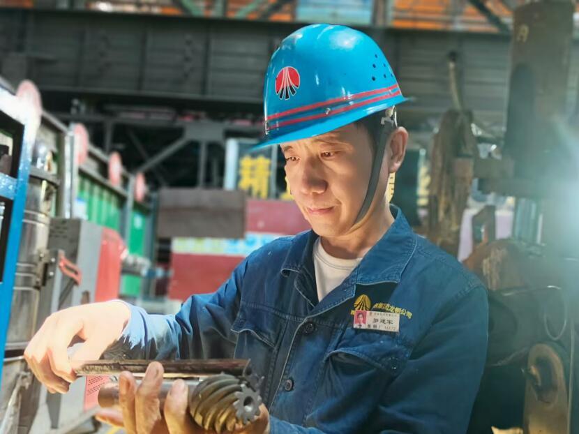 “橄欖綠”到“工裝藍” 鋼城續初心 “橄欖綠”到“工裝藍” 鋼城續初心