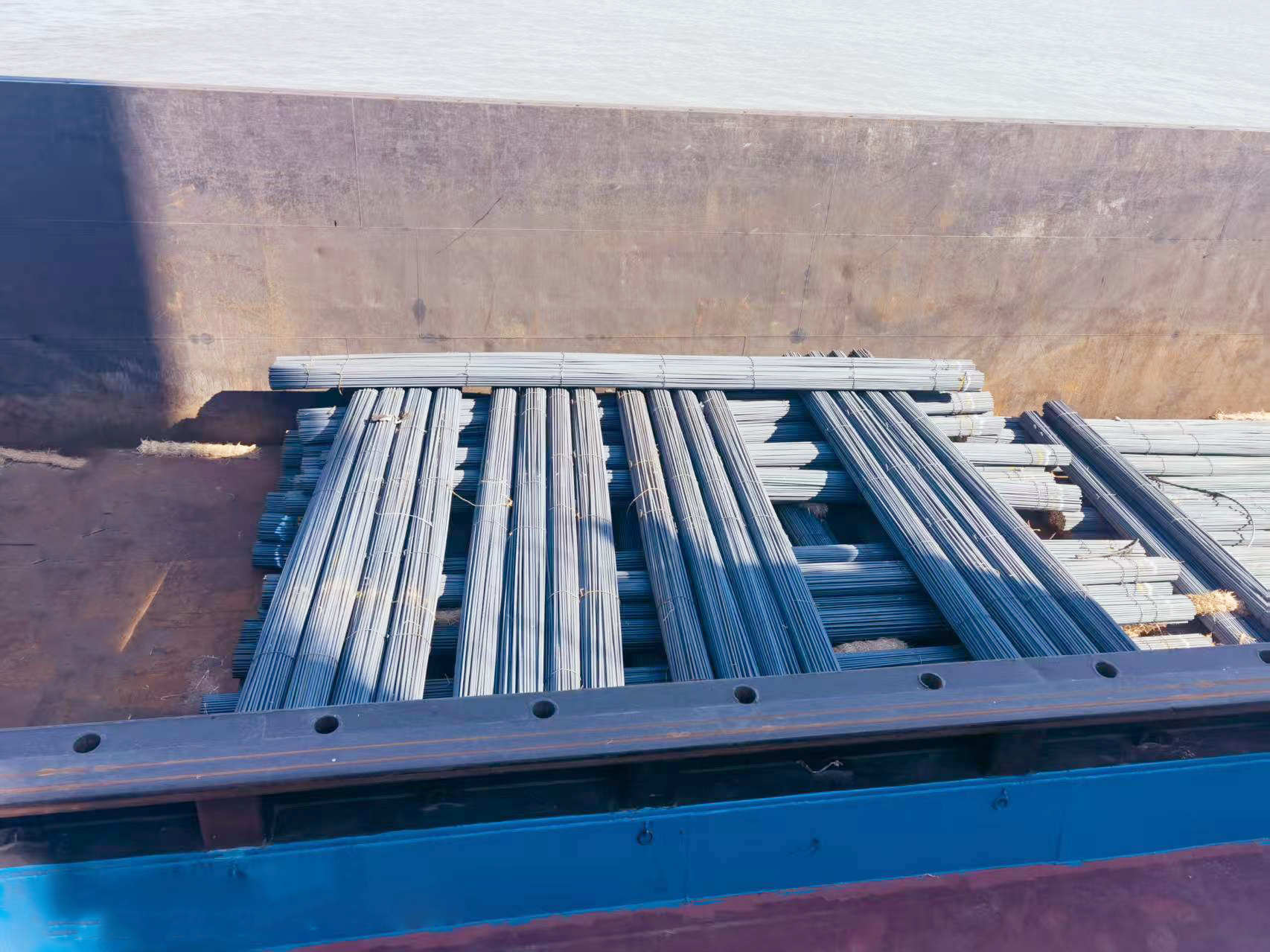 跨越水陸兩千里 3000噸“禹龍”本色抵港 跨越水陸兩千里 3000噸“禹龍”本色抵港