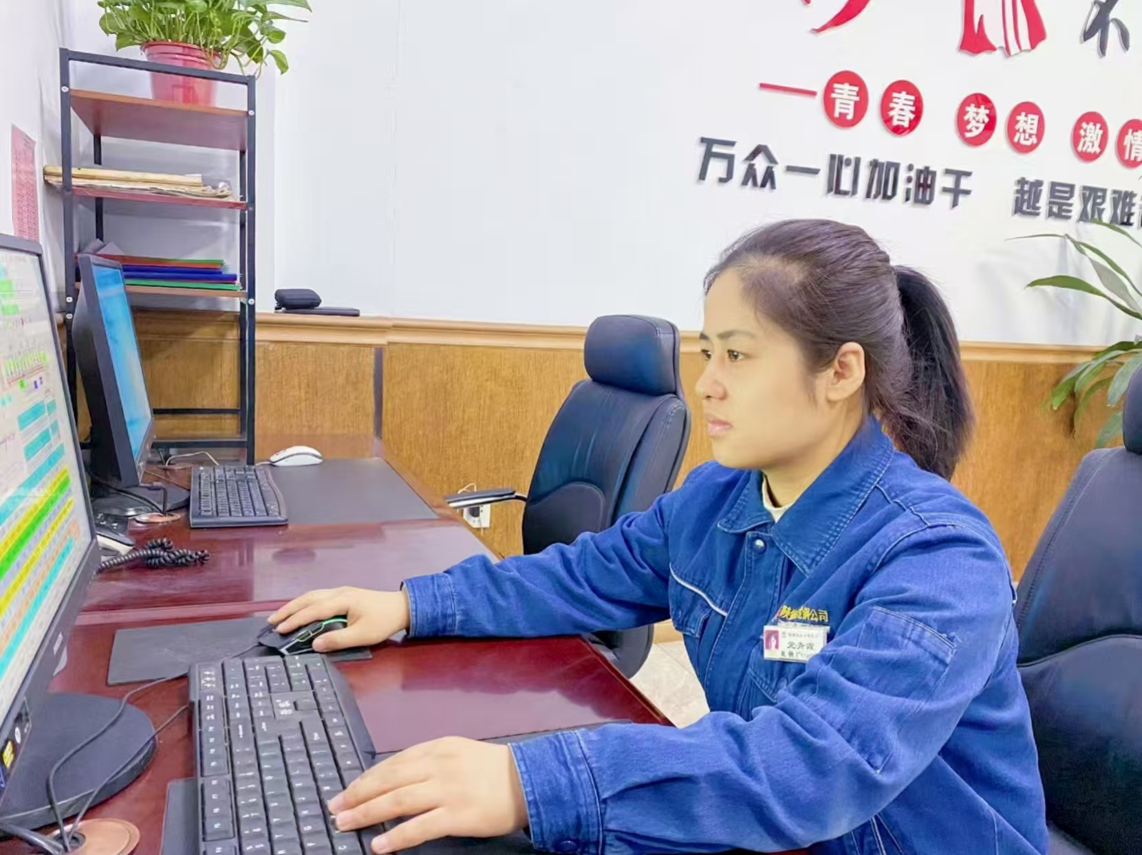 “電”淬鋼花映藍裝 青春當“燃”綻鋒芒——記“陜西省機械冶金建材系統技術能手”黨青霞 “電”淬鋼花映藍裝 青春當“燃”綻鋒芒——記“陜西省機械冶金建材系統技術能手”黨青霞