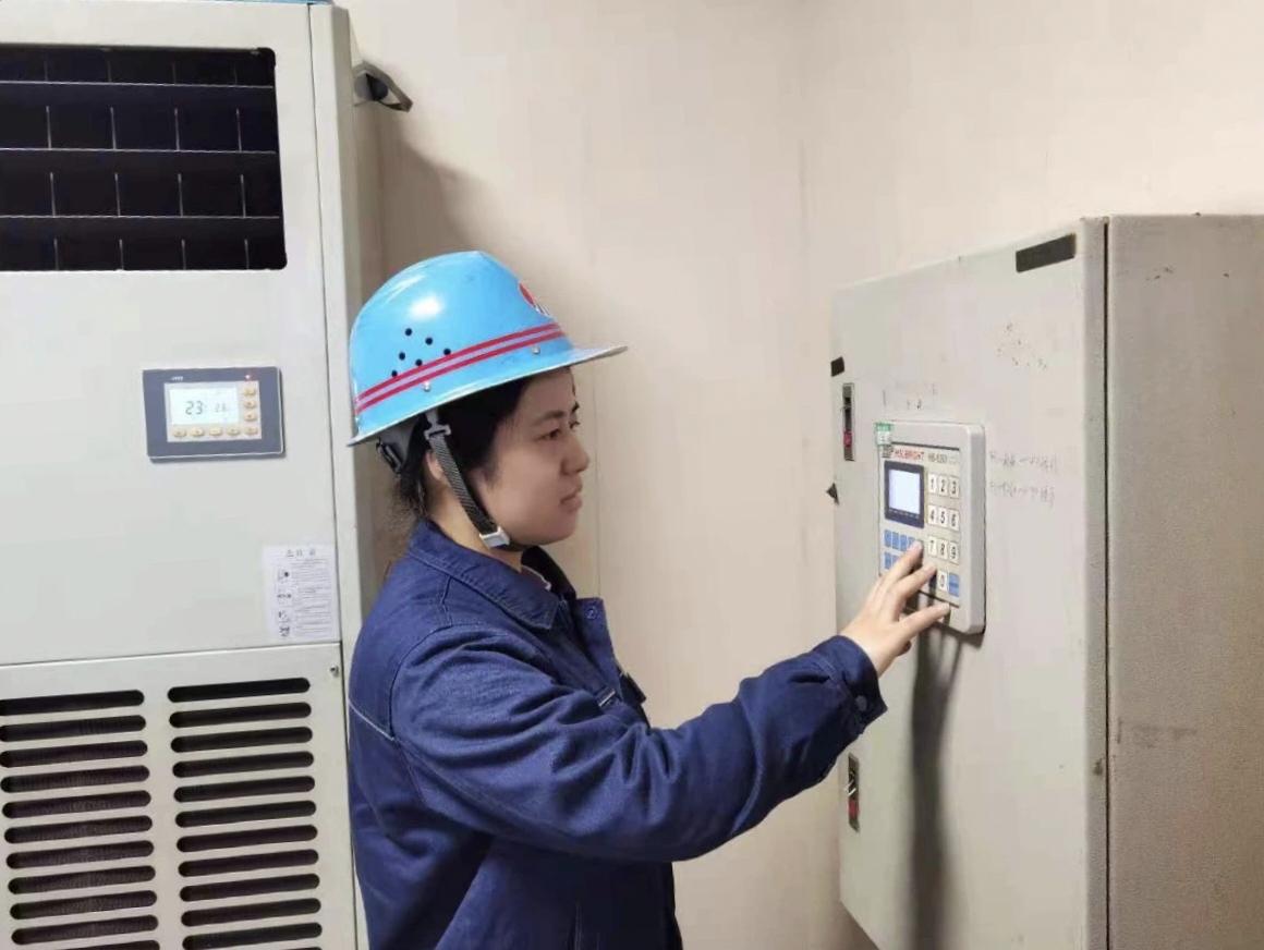 “電”淬鋼花映藍裝 青春當“燃”綻鋒芒——記“陜西省機械冶金建材系統技術能手”黨青霞 “電”淬鋼花映藍裝 青春當“燃”綻鋒芒——記“陜西省機械冶金建材系統技術能手”黨青霞