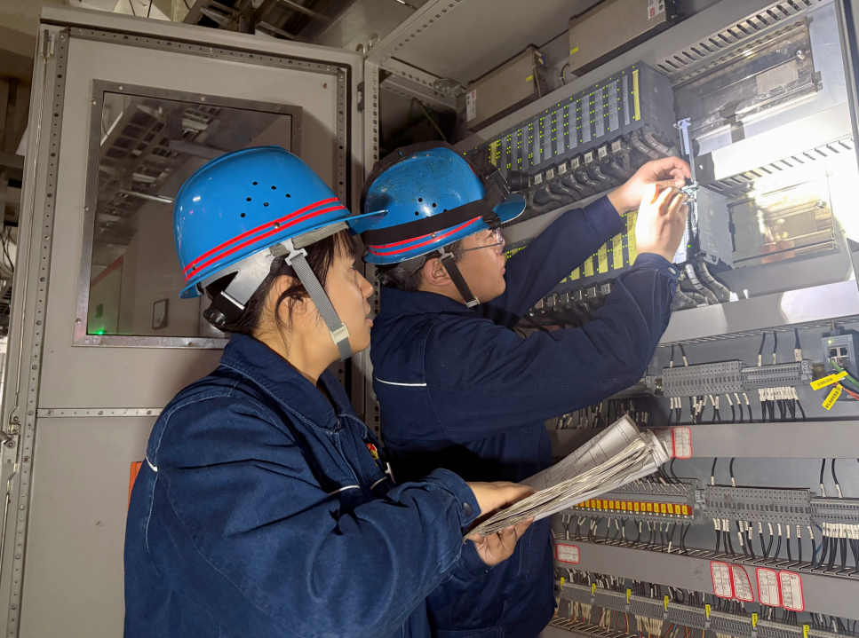 “電”淬鋼花映藍裝 青春當“燃”綻鋒芒——記“陜西省機械冶金建材系統技術能手”黨青霞 “電”淬鋼花映藍裝 青春當“燃”綻鋒芒——記“陜西省機械冶金建材系統技術能手”黨青霞