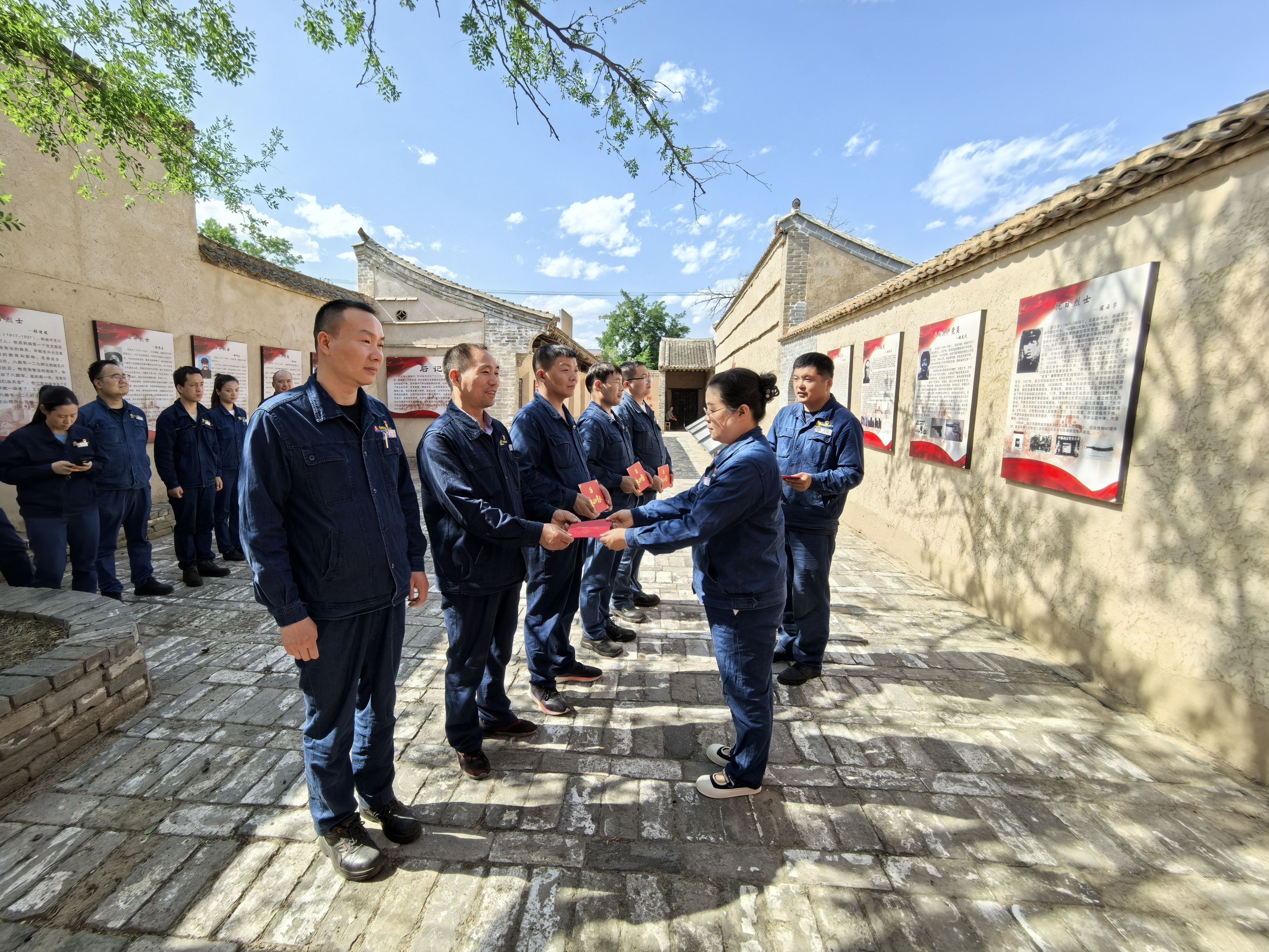 打造“紅色引擎” 鍛造過硬支部——陜鋼集團(tuán)龍鋼公司軋鋼廠軋二黨支部標(biāo)準(zhǔn)化規(guī)范化建設(shè)成果 打造“紅色引擎” 鍛造過硬支部——陜鋼集團(tuán)龍鋼公司軋鋼廠軋二黨支部標(biāo)準(zhǔn)化規(guī)范化建設(shè)成果