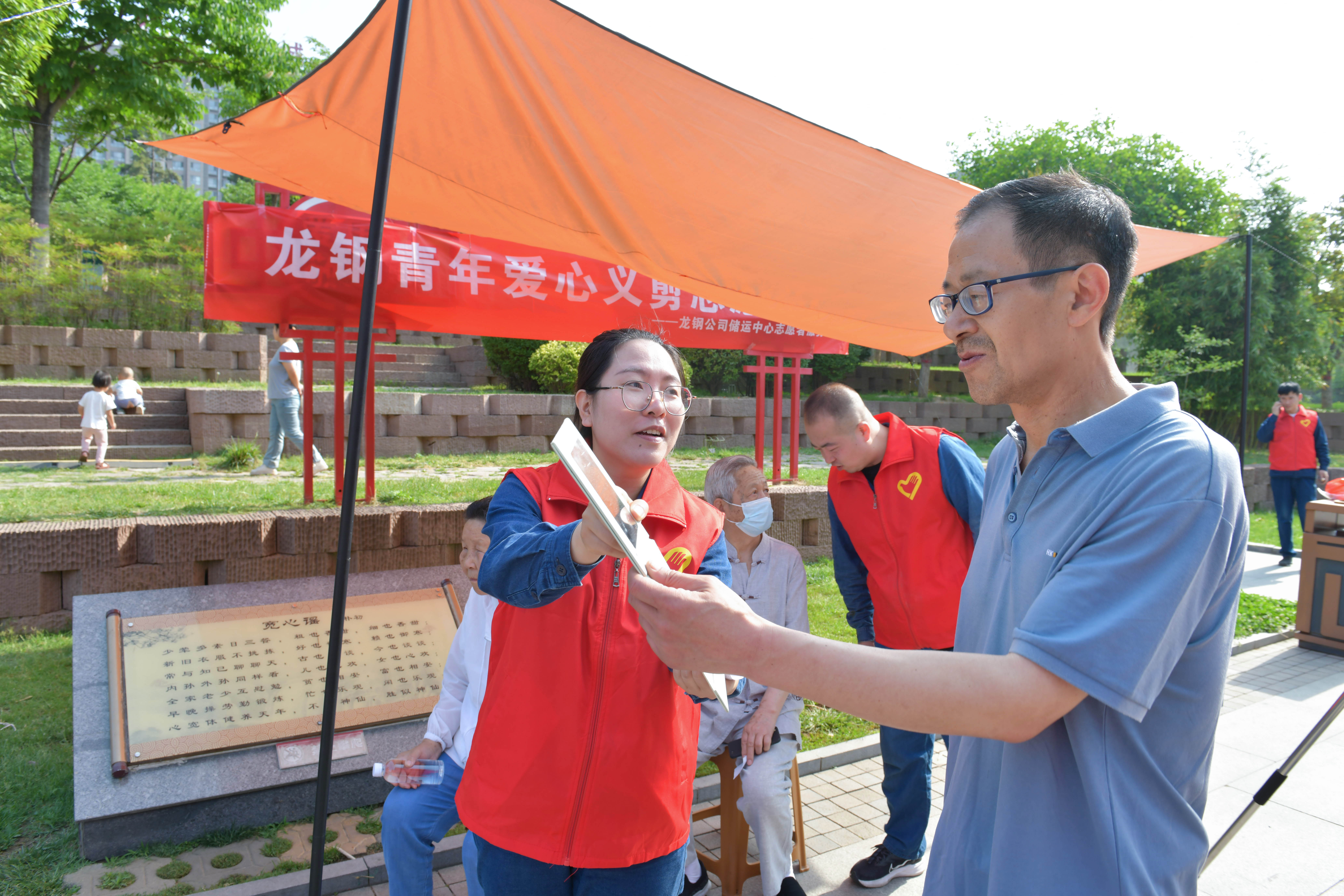 龍鋼青年愛心義剪:小剪刀剪出大溫暖 龍鋼青年愛心義剪:小剪刀剪出大溫暖