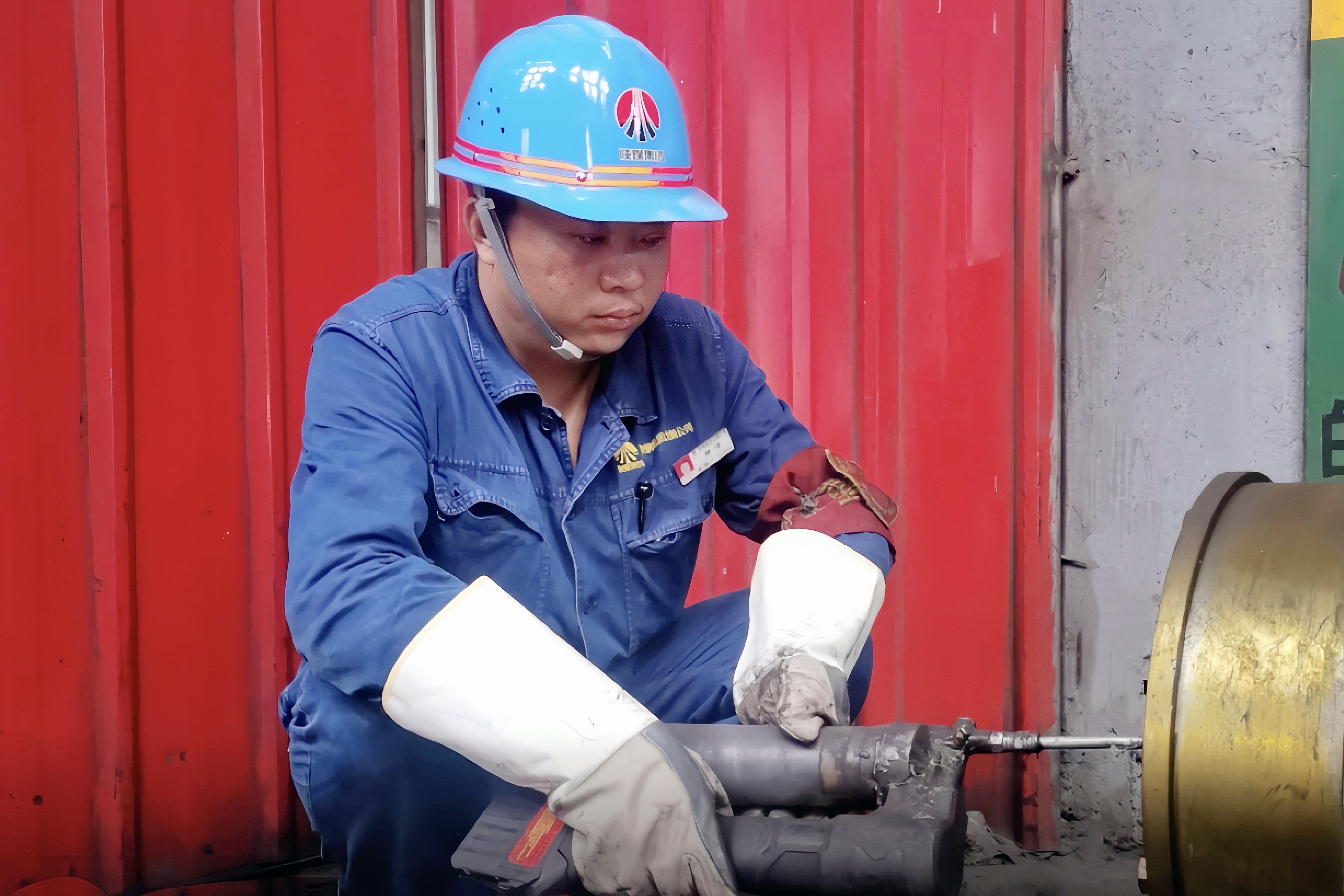 秋風伴檢修 匠心護天車 秋風伴檢修 匠心護天車