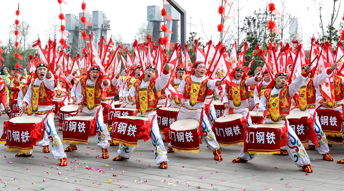 鋼鐵與鼓點的交響——龍門鋼鐵行鼓藝術團背后的故事 鋼鐵與鼓點的交響——龍門鋼鐵行鼓藝術團背后的故事