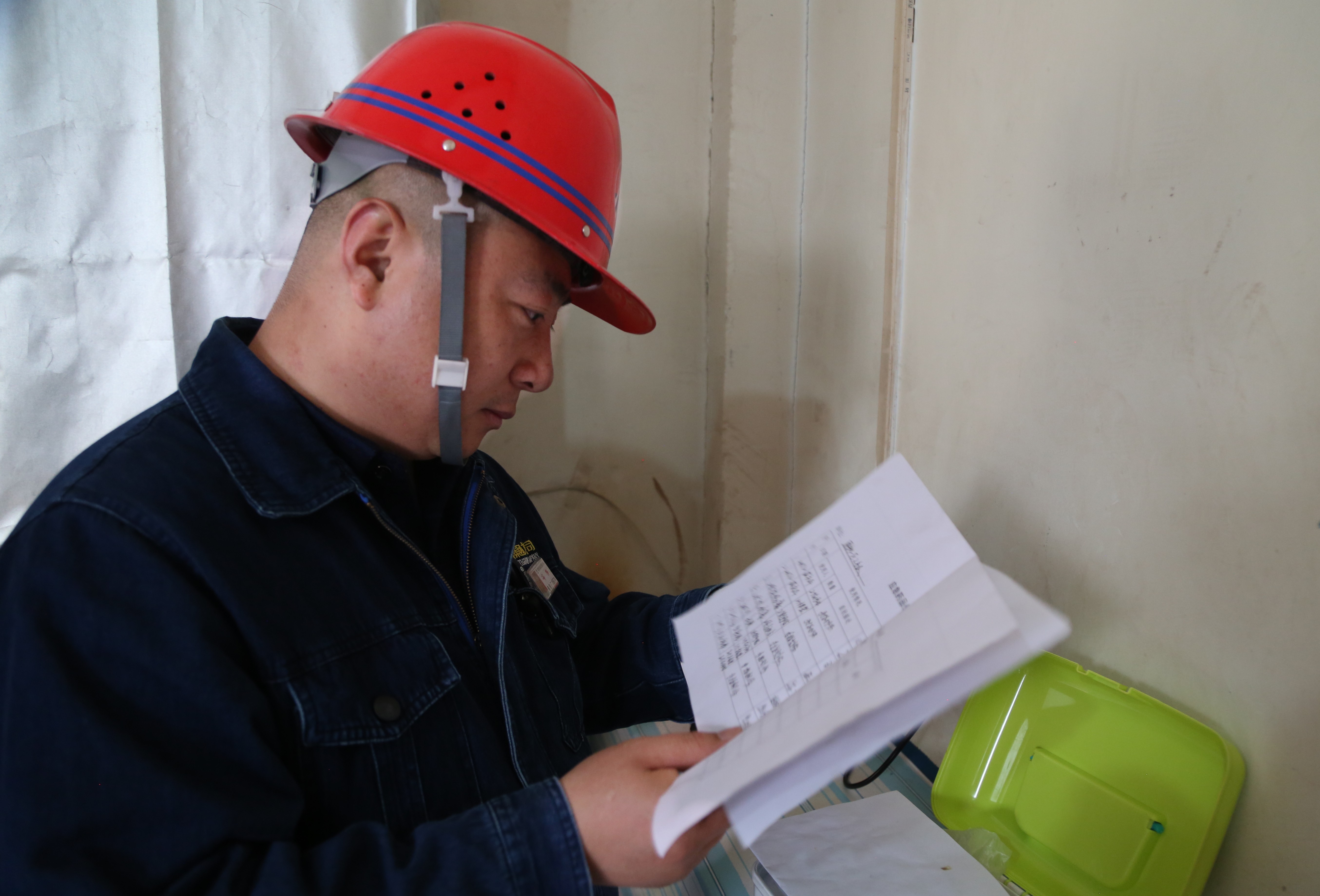 鋼城里的青春底色 鋼城里的青春底色