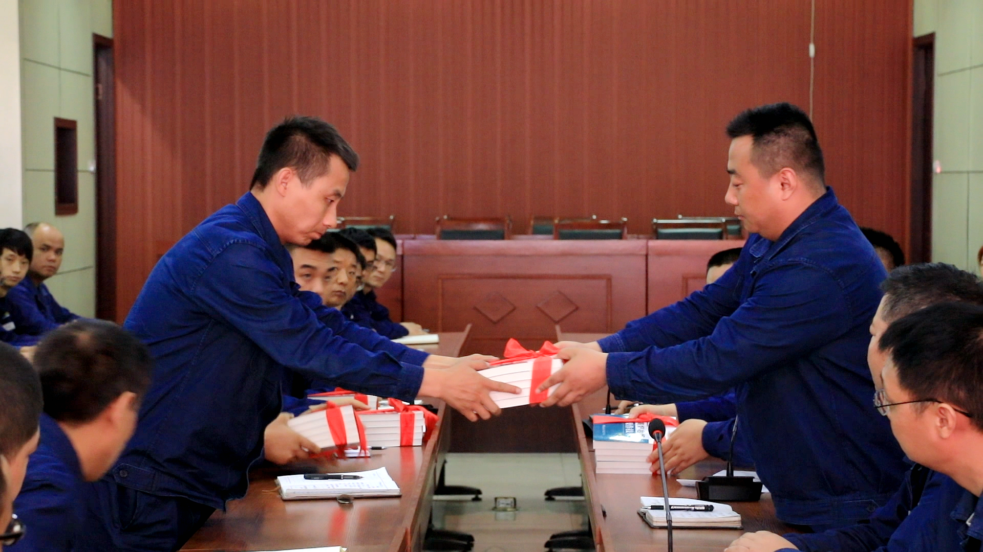 360度培養(yǎng)機(jī)制打造青年人才方陣——龍鋼公司煉鐵廠“五支人才隊(duì)伍”建設(shè)管理側(cè)記 360度培養(yǎng)機(jī)制打造青年人才方陣——龍鋼公司煉鐵廠“五支人才隊(duì)伍”建設(shè)管理側(cè)記