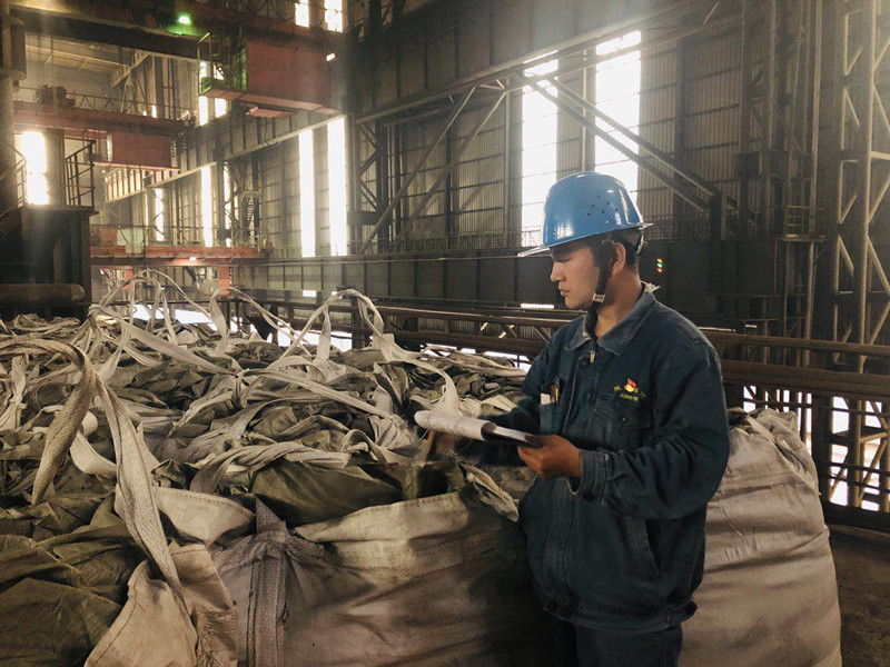 黨徽閃耀,黨員在生產經營中唱“主角” 黨徽閃耀,黨員在生產經營中唱“主角”