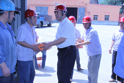 龍鋼集團公司全面開展“送清涼”慰問活動 龍鋼集團公司全面開展“送清涼”慰問活動