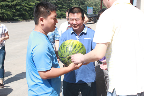 龍鋼集團公司全面開展“送清涼”慰問活動 龍鋼集團公司全面開展“送清涼”慰問活動